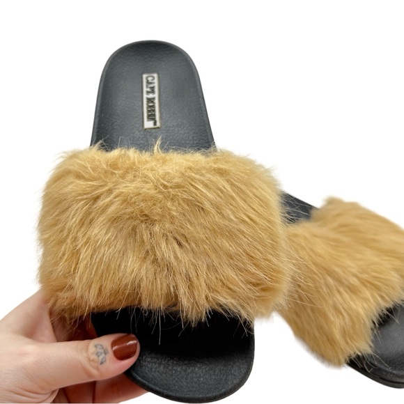 Cape Robbin Moira Faux Fur Slip On Open Toe Casual Sandal Slides Tan Black 6 - Picture 10 of 15